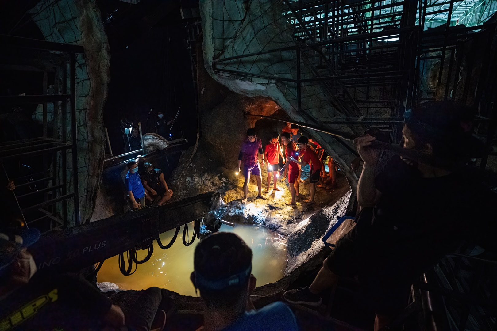  Netflix เผยเบื้องหลัง ถ้ำหลวง: ภารกิจแห่งความหวัง (Thai Cave Rescue) พาชมทุกแง่มุมการถ่ายทำเพื่อความสมบูรณ์แบบของลิมิเต็ดซีรีส์ หลังทะยานติดอันดับ Netflix Top 10 Global ด้วยยอดชม 13.4 ล้านชั่วโมงภายในสัปดาห์แรก