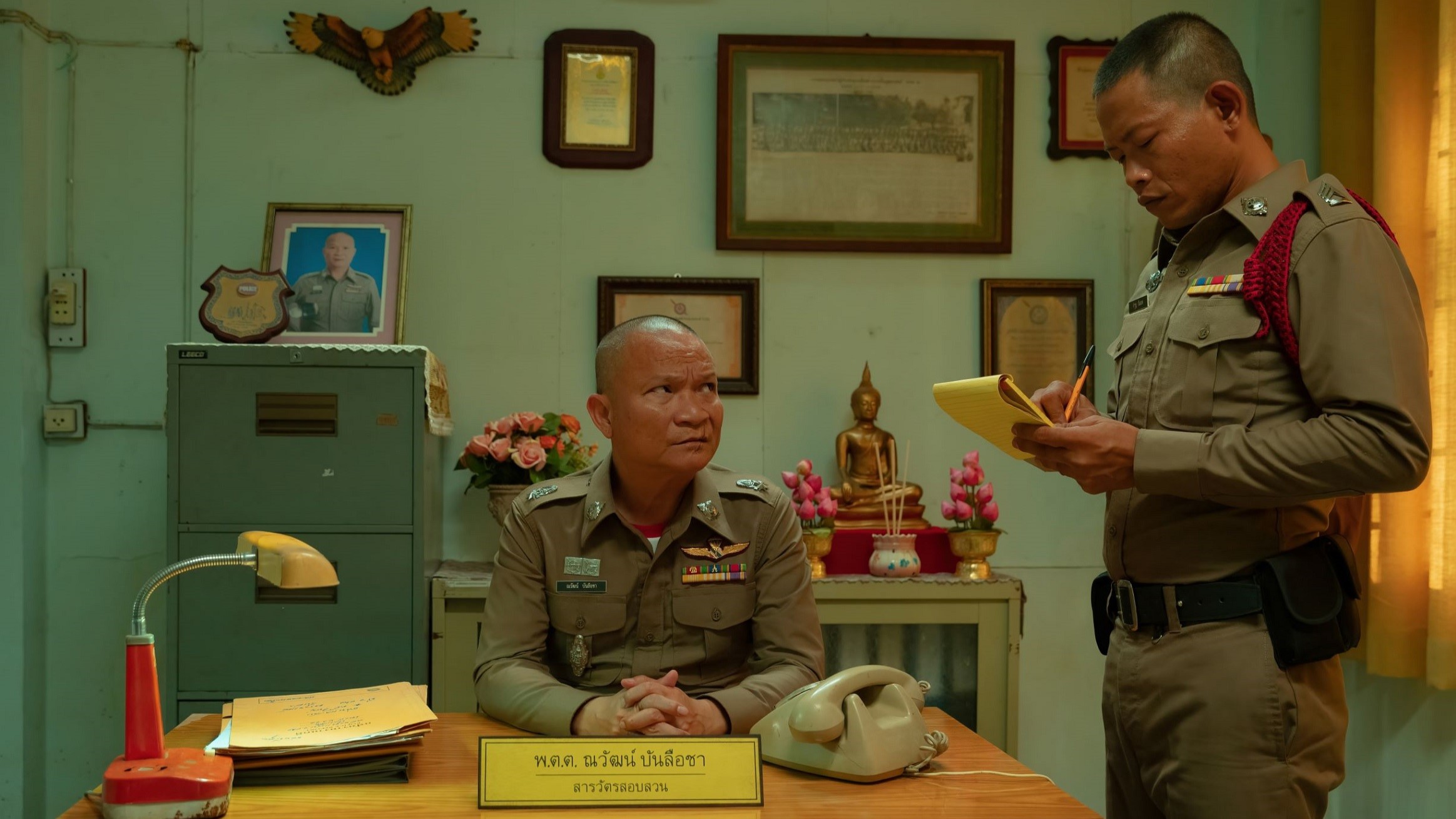 อ้ายฝรั่งมันเป็นฆาตกร! ซอมเบิ่งภาพนักแสดงจากภาพยนตร์  “เมอร์เด้อเหรอ ฆาตกรรมอิหยังวะ” ก่อนไปม่วนนำกันที่ Netflix!