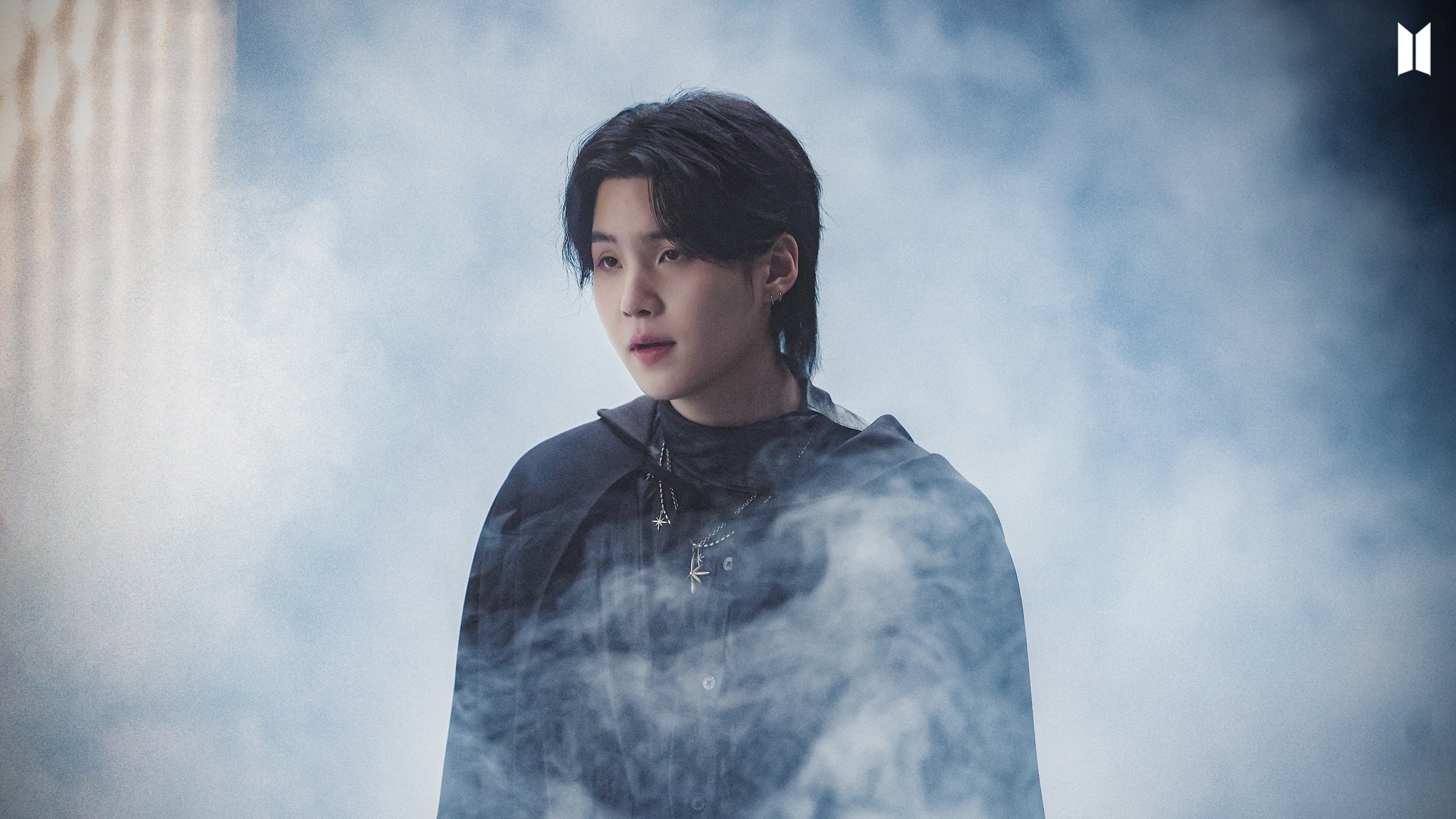 เปิดเผยภาพถ่ายเบื้องหลังของ SUGA จากวง BTS ในวิดีโอเพลง "LILITH (DIABLO IV ANTHEM)"